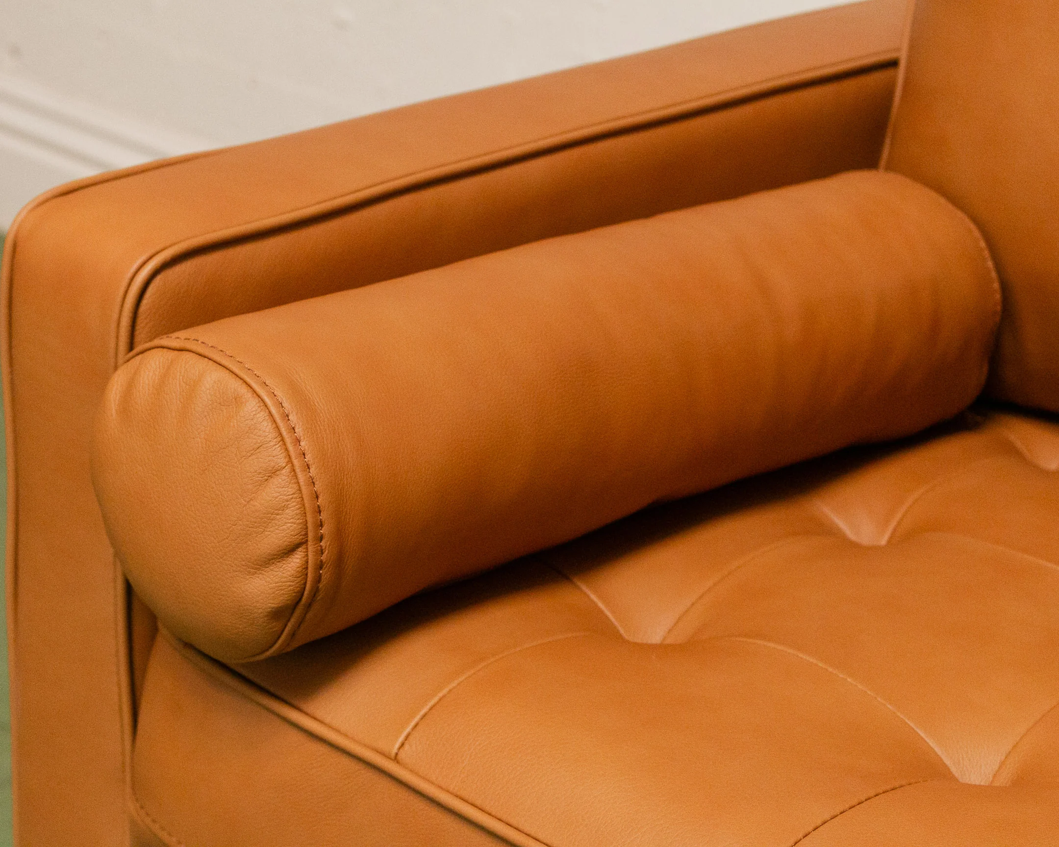 Maya Loveseat Sofa in Leather - Image 12