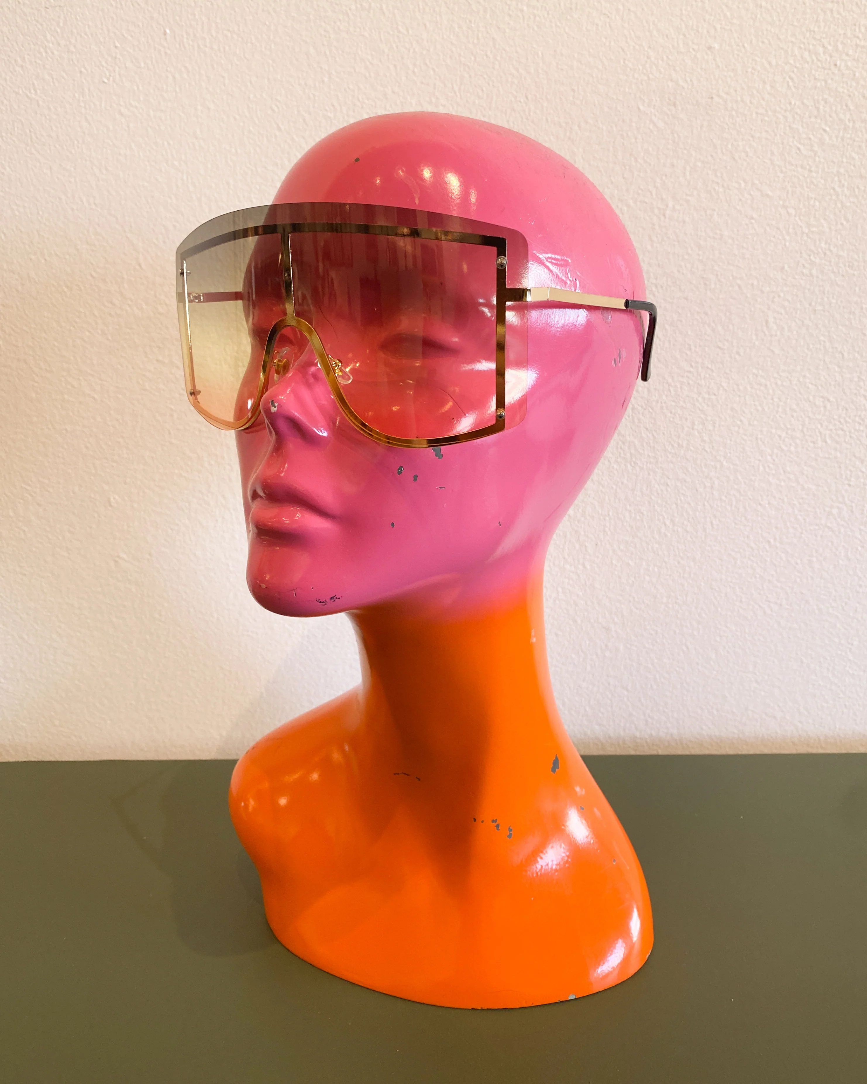 Mega Oversized Sunnies! - Image 4