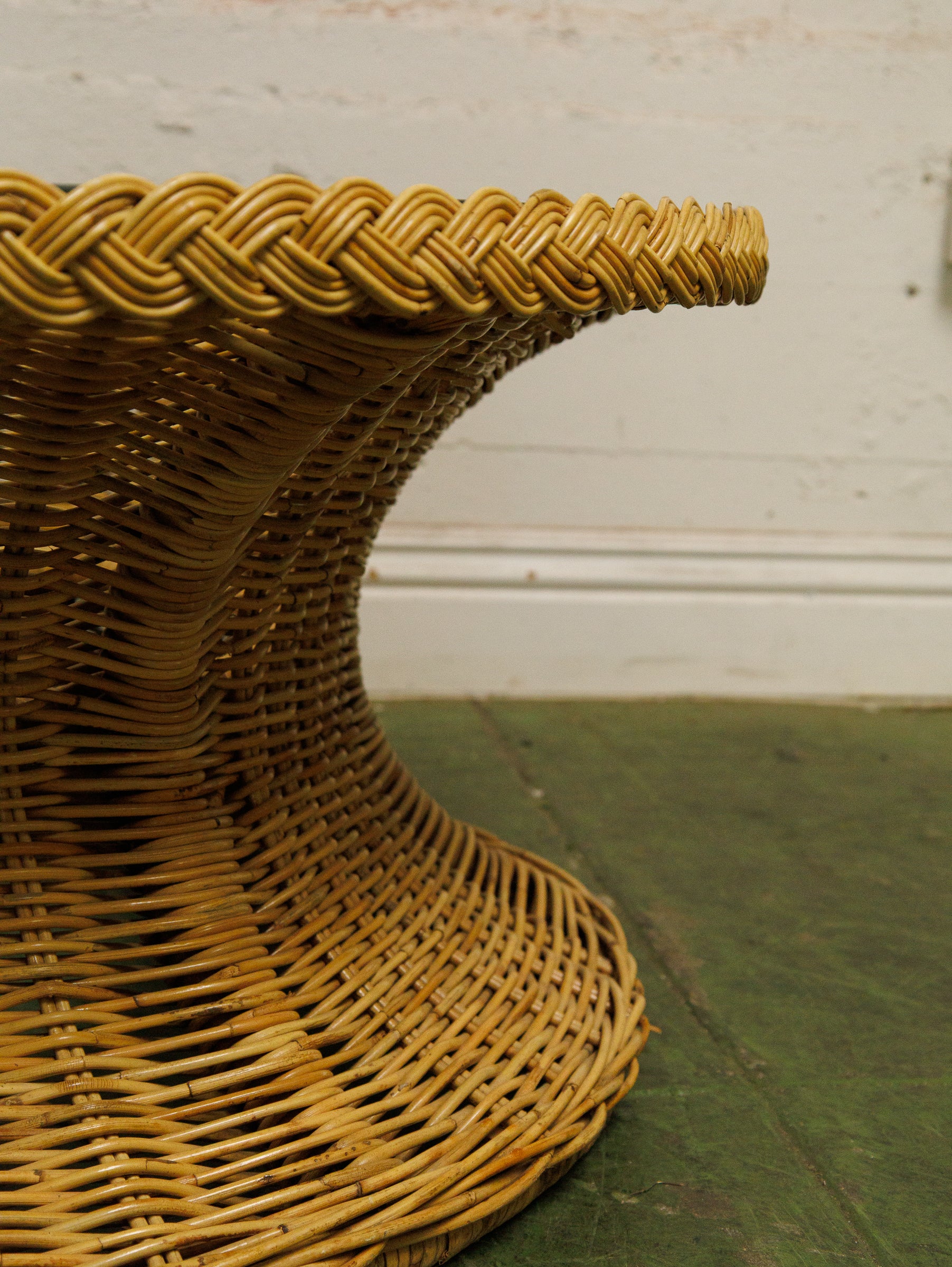 1970s hourglass Rattan and Glass coffee table - Image 11