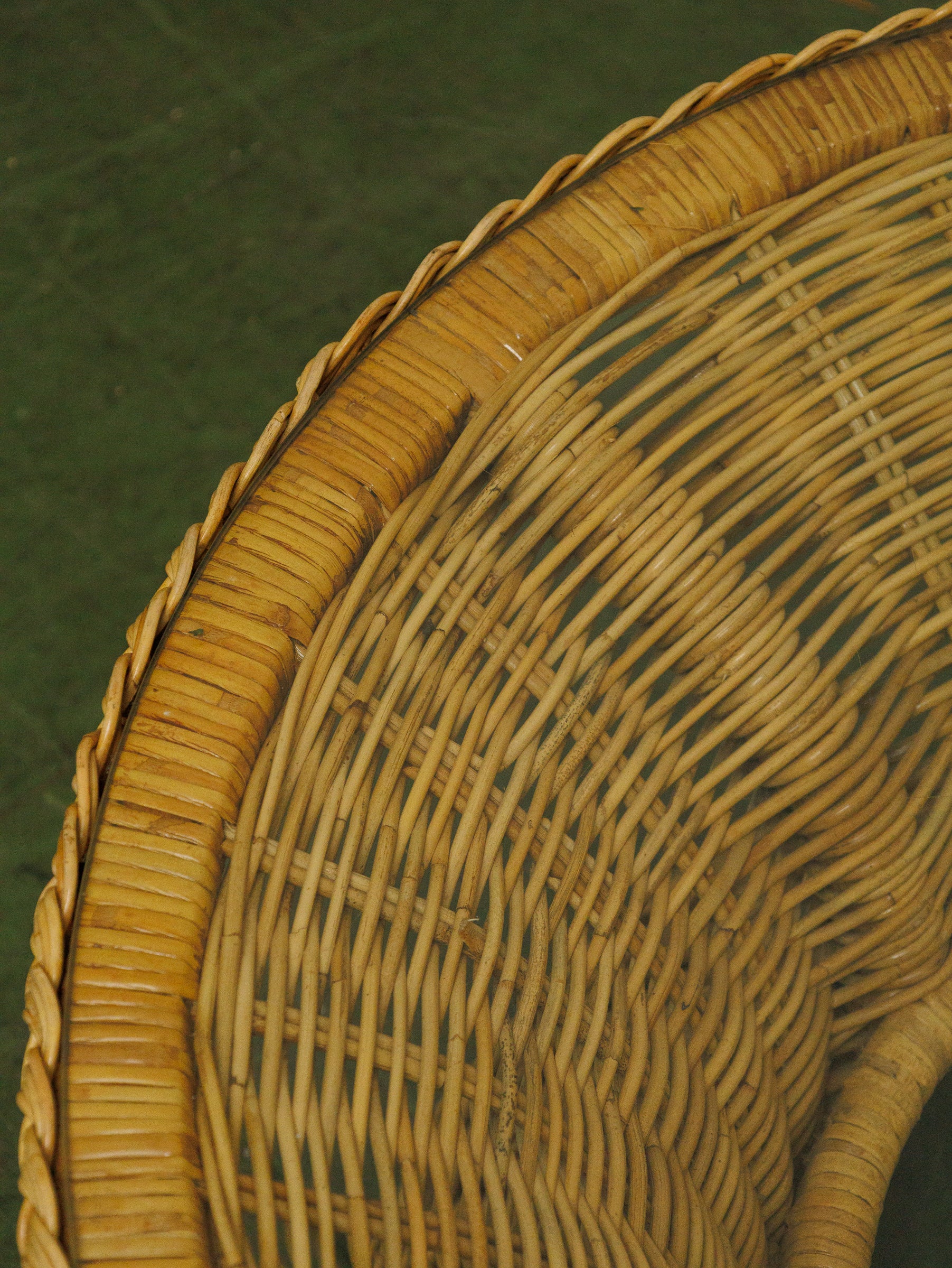 1970s hourglass Rattan and Glass coffee table - Image 13