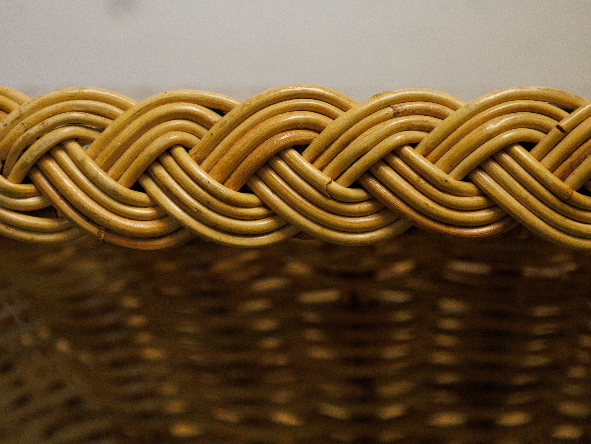 1970s hourglass Rattan and Glass coffee table - Image 3
