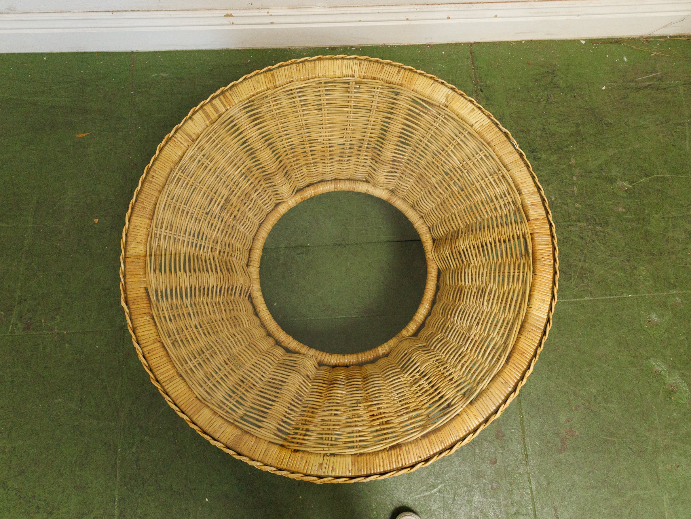 1970s hourglass Rattan and Glass coffee table - Image 4