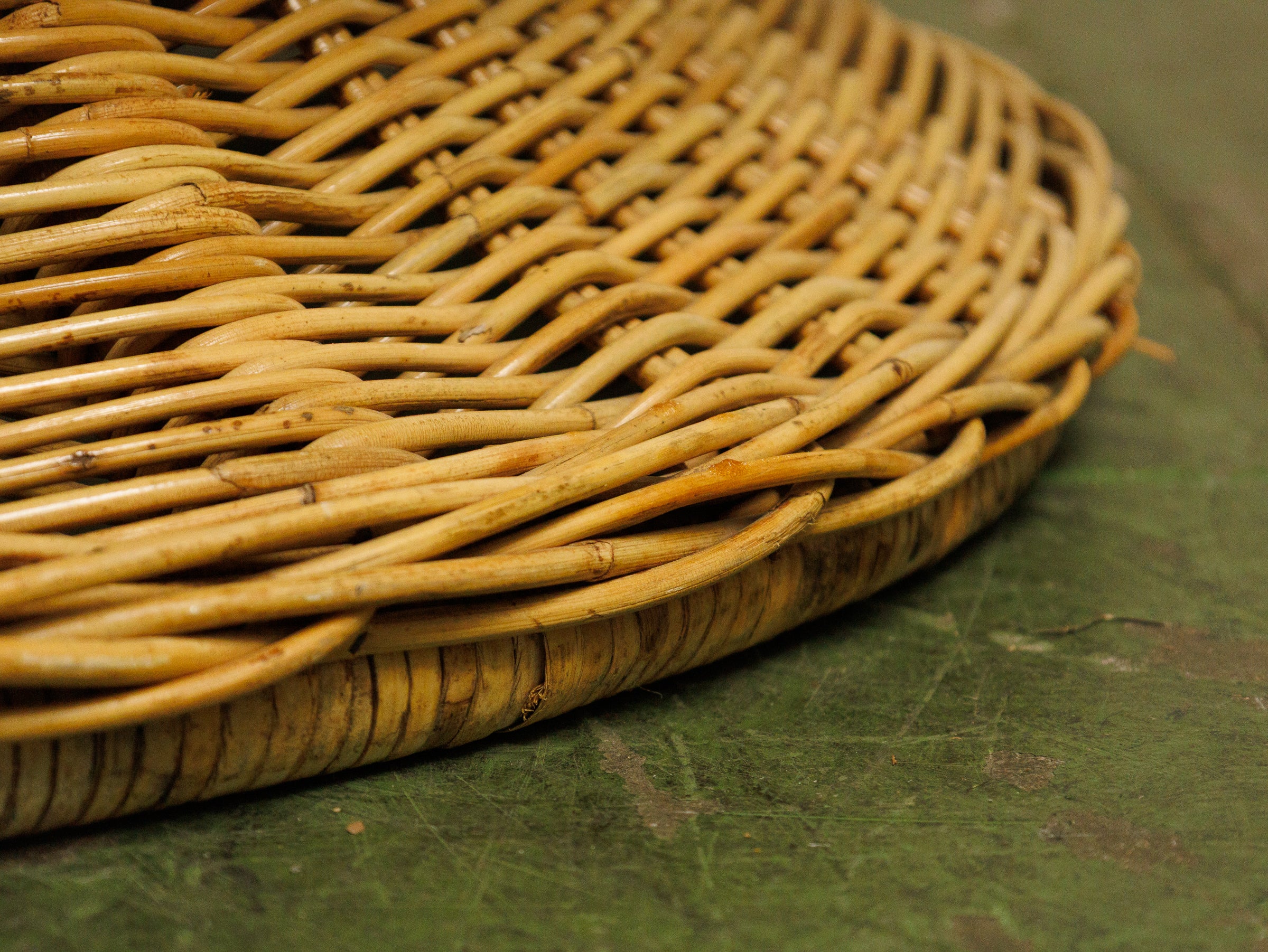 1970s hourglass Rattan and Glass coffee table - Image 6