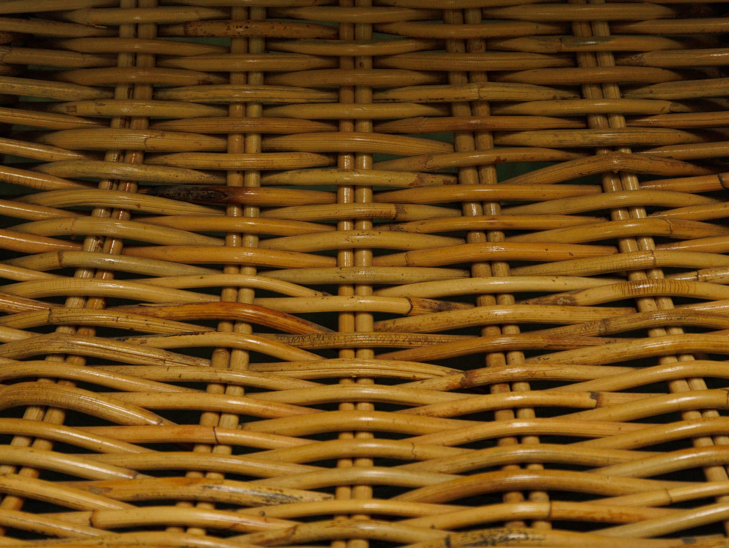 1970s hourglass Rattan and Glass coffee table - Image 7