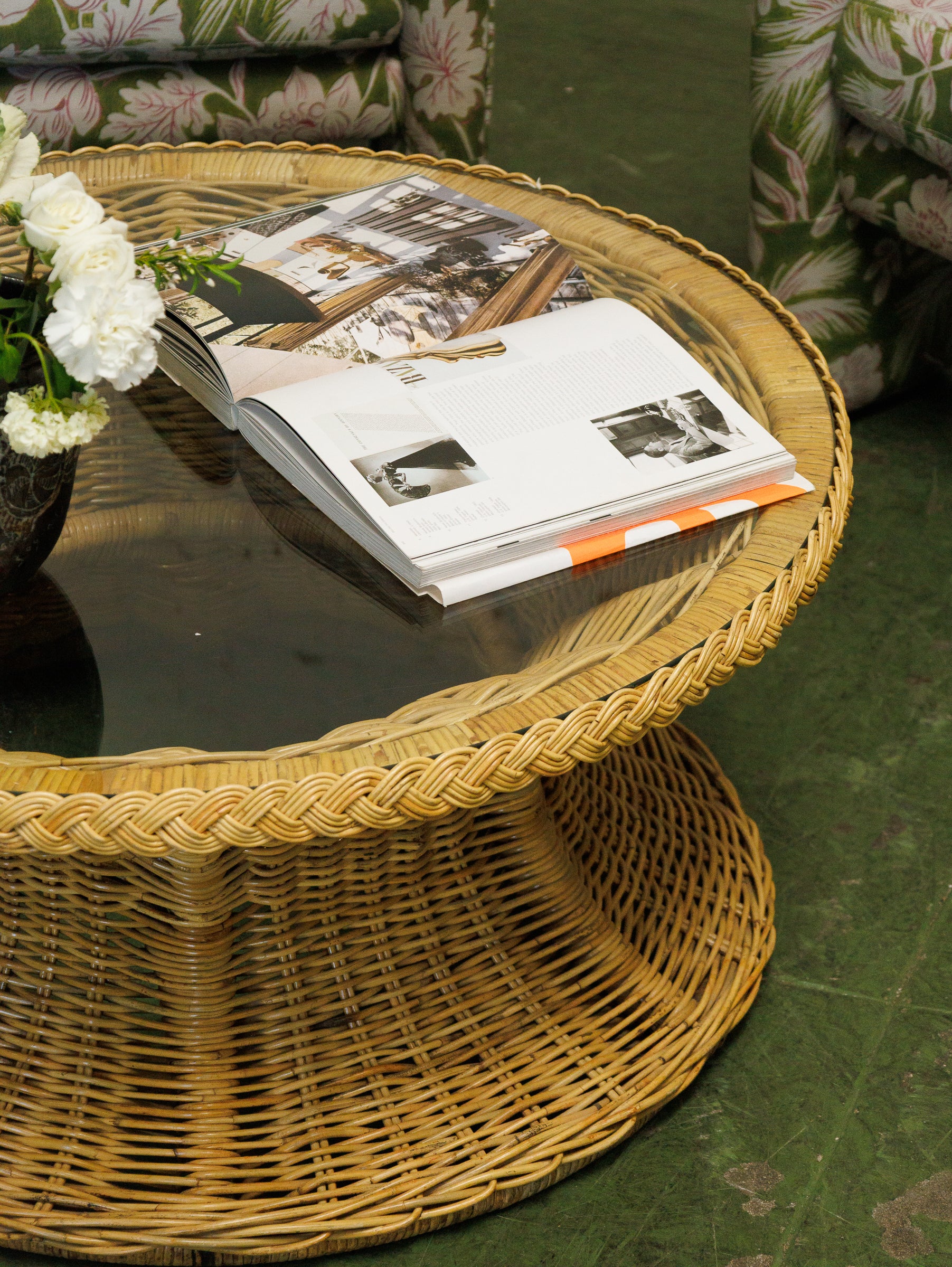 1970s hourglass Rattan and Glass coffee table - Image 8