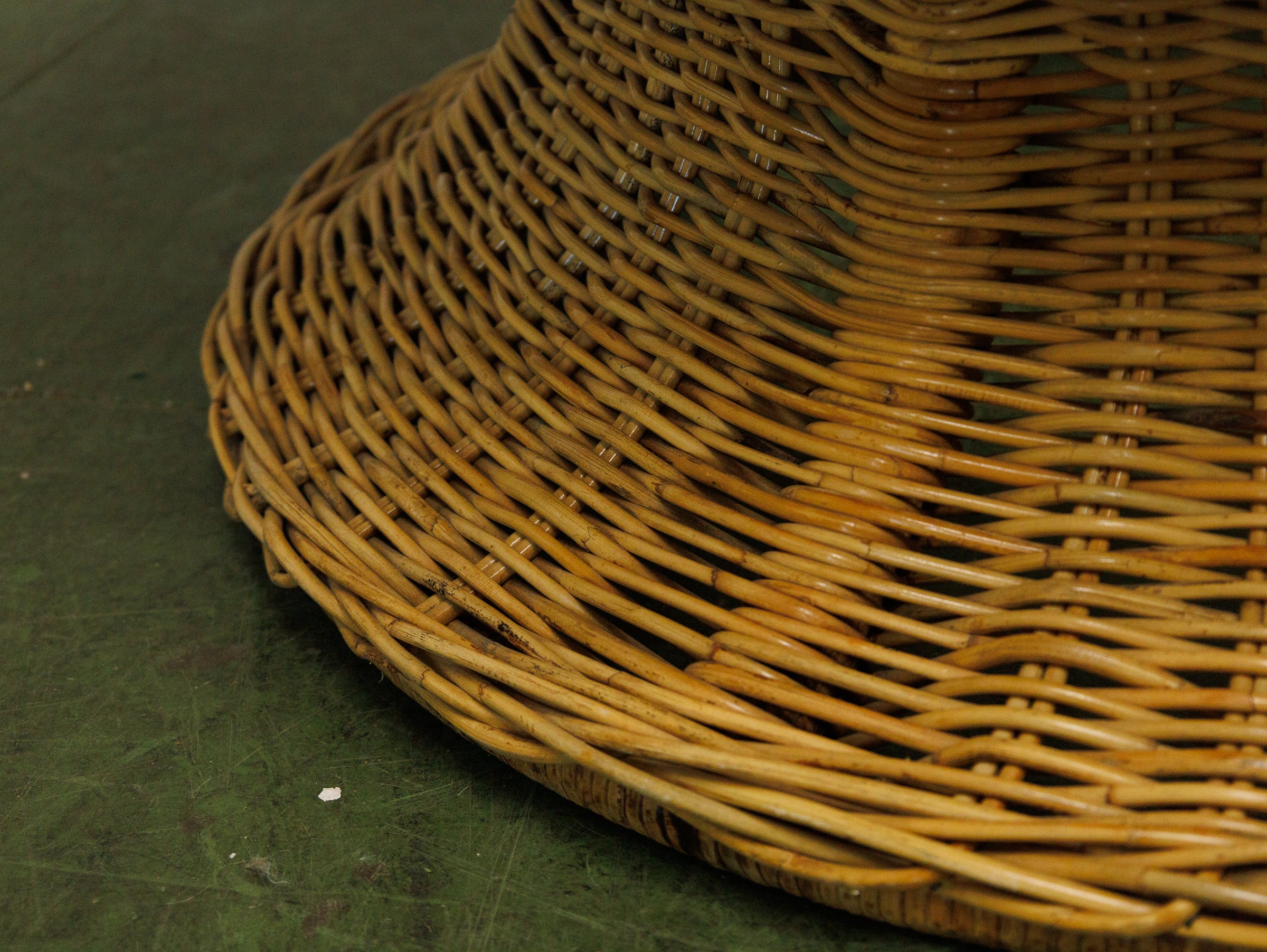1970s hourglass Rattan and Glass coffee table - Image 9