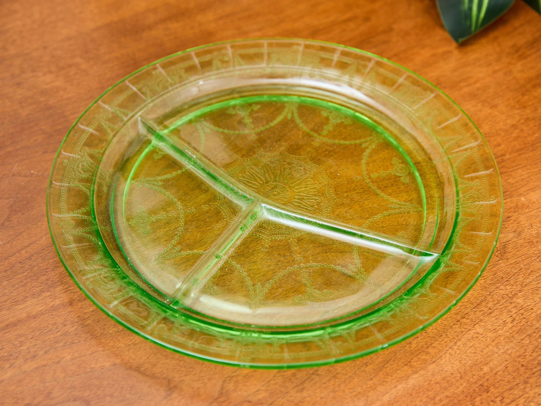 Set of Five Uranium Ballerina Divided Plates - Image 3