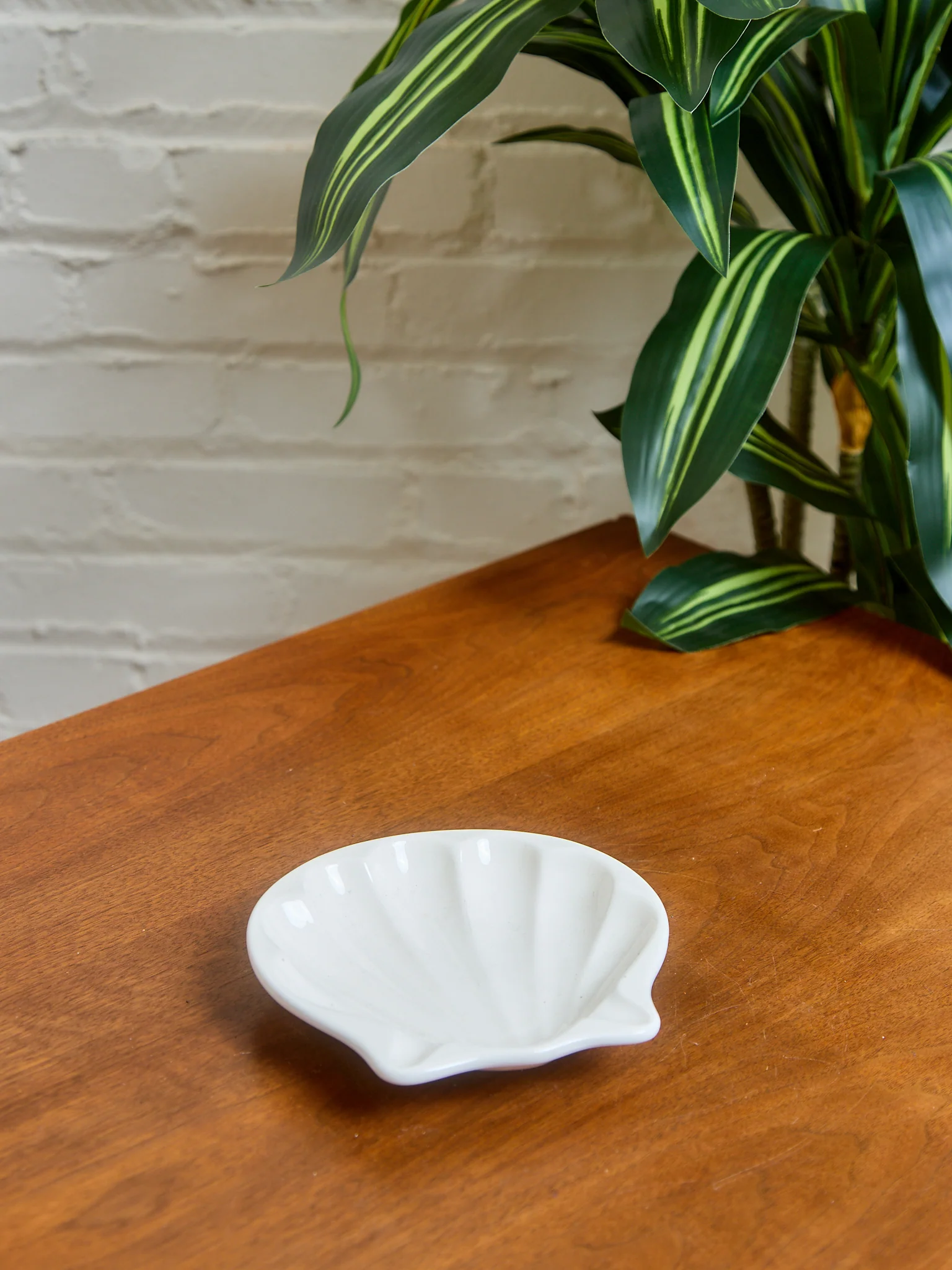 Vintage White Shell Catchall - Image 2