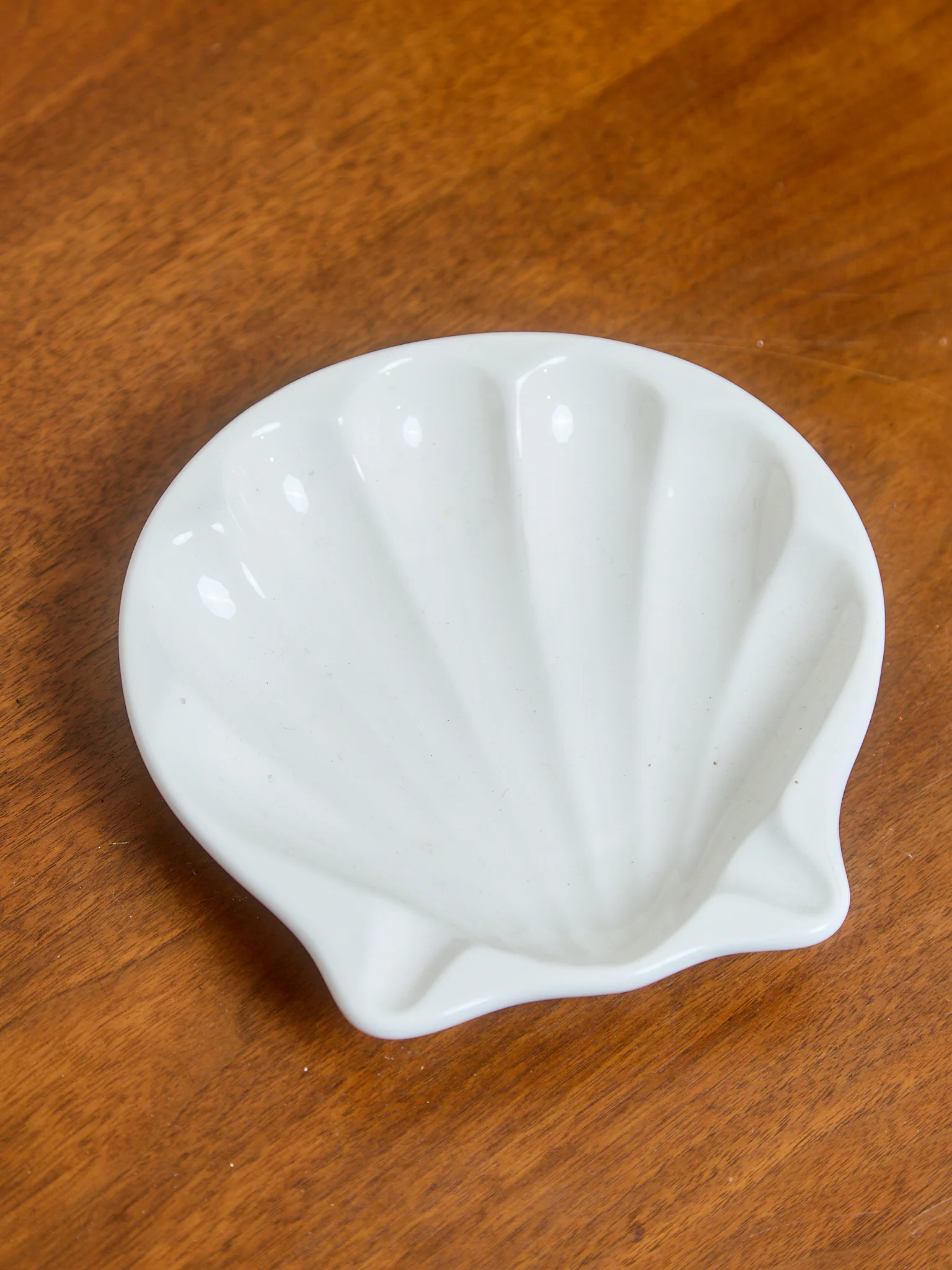 Vintage White Shell Catchall - Image 3