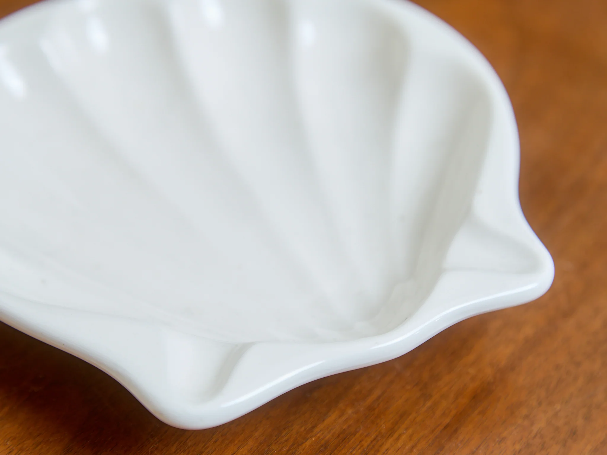 Vintage White Shell Catchall - Image 4
